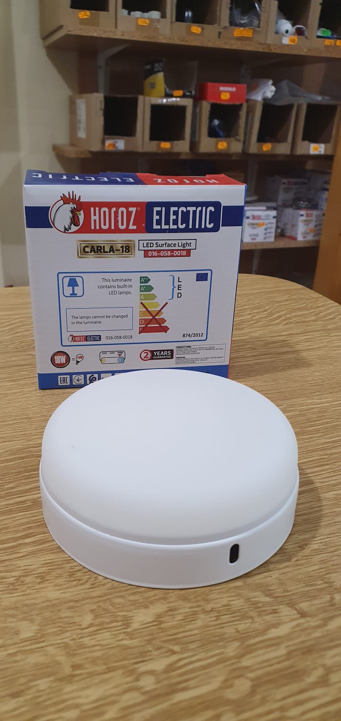 Plafonieră LED rotundă CARLA 18W albă alături de cutia originală a produsului