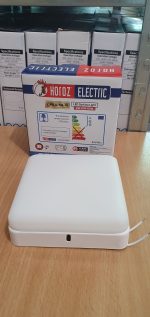 Plafonieră LED pătrată CARLA 18W albă alături de cutia originală a produsului