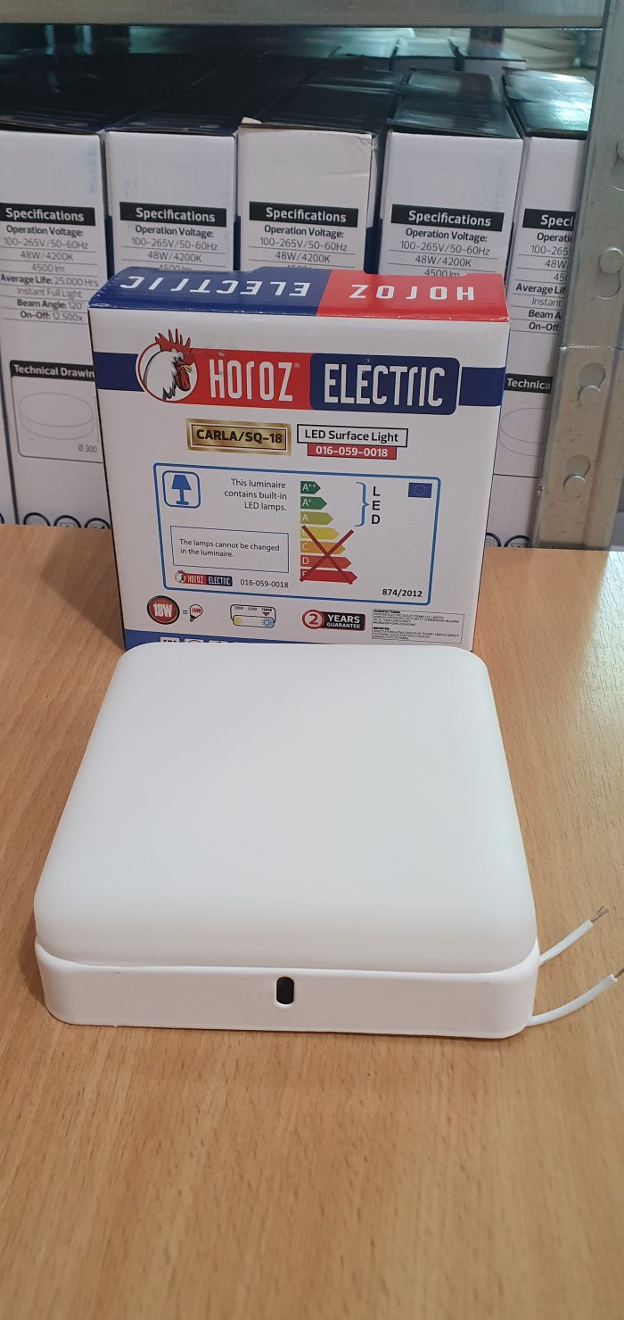 Plafonieră LED pătrată CARLA 18W albă alături de cutia originală a produsului