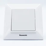 ntrerupator simplu Panasonic gama Arkedia Slim culoare alb montaj incastrat 10A rama inclusa design minimalist subtire aparatraj electric premium interior