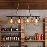 Lustră tip Pendul in forma de cuvantul LOVE realizat din sfoara si metal cu 4 becuri Edison suspendat deasupra unui bar