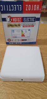 Plafonieră LED pătrată CARLA 24 W albă alături de cutia originală a produsului