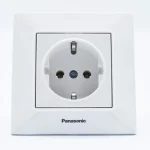 Priza simpla cu impamantare Schuko Panasonic gama Arkedia Slim culoare alb montaj incastrat 16A rama inclusa design minimalist subtire aparatraj electric premium