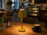 Veioză LED fără fir touch MERIDA Auriu 3CCT, reîncărcabilă și dimabilă pe masa intr-o cafenea