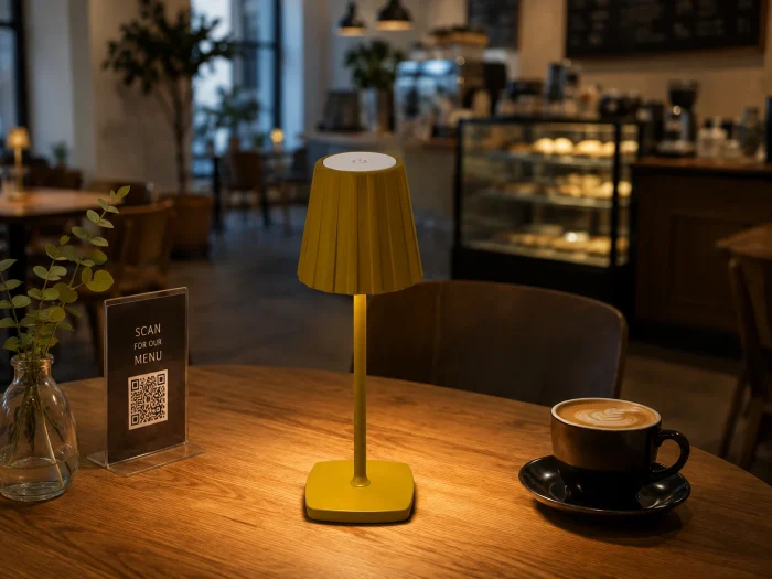 Veioză LED fără fir touch MERIDA Auriu 3CCT, reîncărcabilă și dimabilă pe masa intr-o cafenea